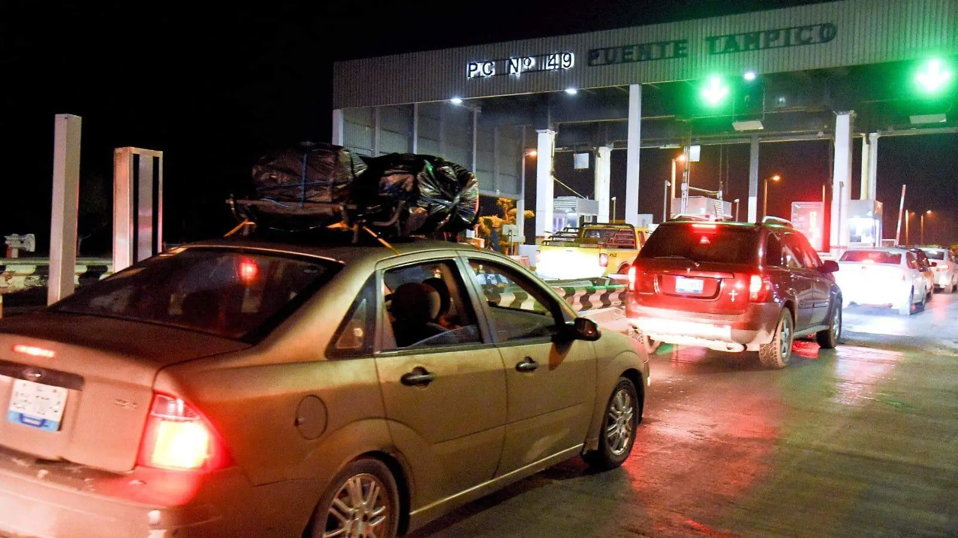 Incrementa flujo vehicular en puente Tampico para pasar Navidad en familia